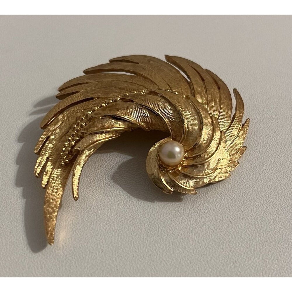 Boucher Feather Brooch Faux Pearl Gold Tone Swirl Signed 8510P